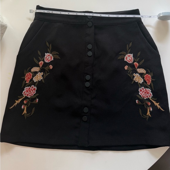 3/$25✨Vintage Black Floral Embroidered High-Waisted Mini Skirt – with pockets - Picture 9 of 12